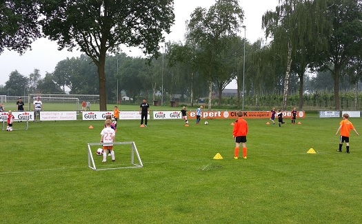 Voetbalclinic jeugd VV Gassel / 04 juni 2016 / foto 2