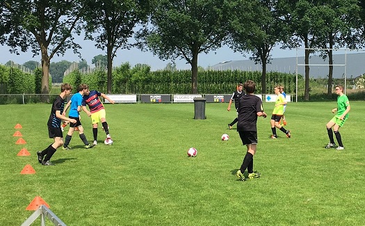 Voetbalclinic jeugd VV Gassel / 04 juni 2016 / foto 4