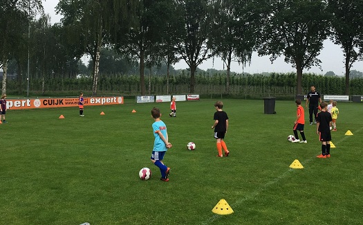 Voetbalclinic jeugd VV Gassel / 04 juni 2016 / foto 5
