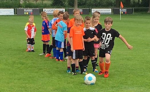 Voetbalclinic jeugd VV Gassel / 04 juni 2016 / foto 6