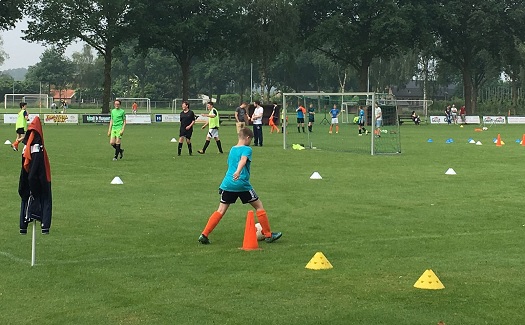 Voetbalclinic jeugd VV Gassel / 04 juni 2016 / foto 9